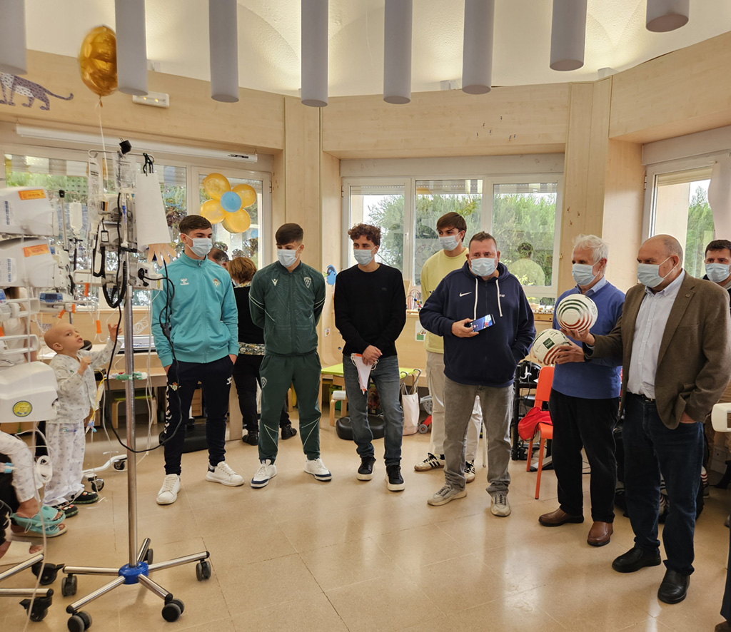 Entrega Copa del primer Torneo Oncofútbol