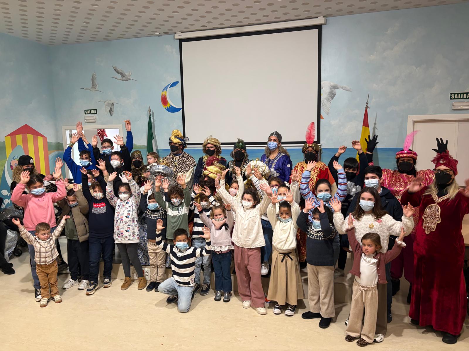 Visita de la Asociación Cultural  Pro Reyes Magos Raíces  al Hospital Jerez de la 
Frontera.